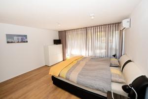 a bedroom with a large bed with a window at B&B Het Station bij Snowworld GaiaZoo en Mondo Verde in Landgraaf