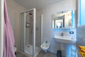 a bathroom with a sink and a shower and a toilet at APPARTAMENTI Michael Nicolo in Oggebbio