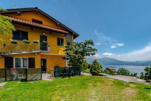 a house with a view of the water at APPARTAMENTI Michael Nicolo in Oggebbio