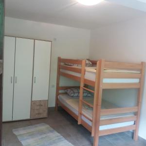 Krevet ili kreveti na kat u jedinici u objektu Apartman NeSa Boracko jezero