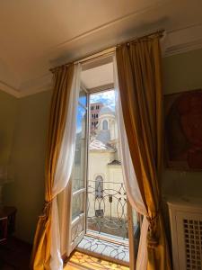 een open raam met uitzicht op een gebouw bij Julius suite in Turijn