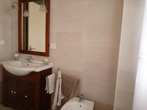 y baño con lavabo, aseo y espejo. en La Cjase di Pieri e Vilme, en Udine