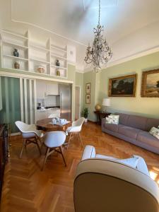 sala de estar con sofá, mesa y sillas en Julius suite en Turín