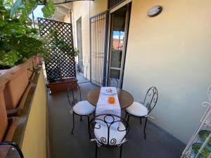 Julius suite في تورينو: طاولة وكراسي على شرفة المبنى