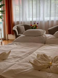 瑙吉考尼饒的住宿－CentROOM Nagykanizsa，窗户客房内的一组白色床