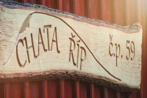 ロキトニツェ・ナト・イゼロウにあるChata Řípの木造の看板