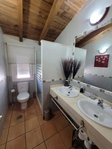 Ett badrum på Casa de campo Aires de Gredos