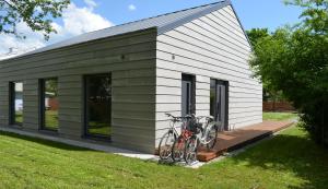 ein Haus mit zwei Fahrrädern auf einer Veranda in der Unterkunft Ravila Puhkemaja in Kuressaare