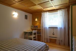 um quarto com uma cama e uma janela em Garden apartment em Preila