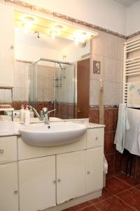 baño con lavabo y espejo grande en Rooms Torcello - with shared bathroom, en Portorož