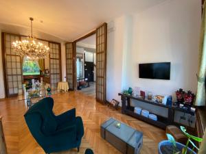 TV a/nebo společenská místnost v ubytování Hotel La Fontana