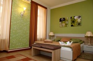 um quarto com uma cama e uma parede verde em Azoyan Guest House em Yerevan