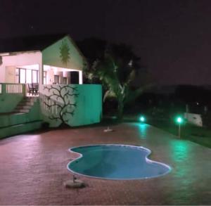 - Vistas nocturnas a la piscina del patio en Vila Sol - Self Catering, en Vila Praia Do Bilene