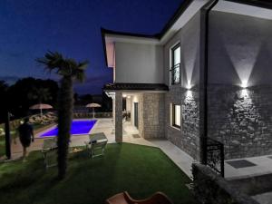 Πισίνα στο ή κοντά στο Luxury Villa Sara in Malinska