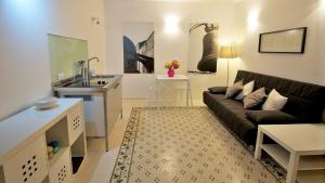 a living room with a couch and a kitchen at Via Roma 10 in Trapani