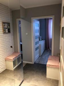 łazienka z 2 różowymi ławkami i lustrem w obiekcie White Viev Rose w mieście Karpacz