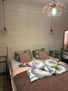 1 dormitorio con 1 cama grande con mantas y almohadas en White Viev Rose, en Karpacz