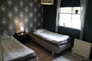 a bedroom with two beds and a window at Boende nära Romme Alpin och andra friluftsaktiviteter i Dalarna in Smedjebacken +12 photos