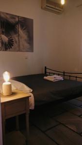 una camera da letto con un letto e un tavolo con una lampada di CasaDelMar Agios Romanos ad Agios Romanos