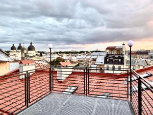 - une vue sur la ville depuis le toit d'un bâtiment dans l'établissement Gamla Stan, à Lviv