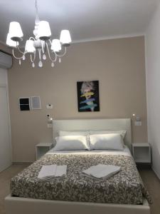 um quarto com uma cama com duas toalhas em Residenza Aurea em Offida