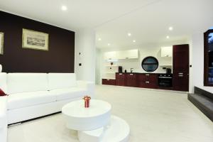 Kuchyňa alebo kuchynka v ubytovaní Feel Good Penthouse With Jacuzzi