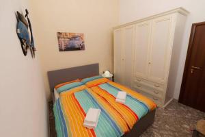 a bedroom with a bed with two towels on it at Casa e Vita Salento - Cutrofiano in Cutrofiano