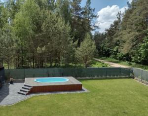a backyard with a trampoline in the grass at Willa Piasutno z klimatyzacją in Świętajno