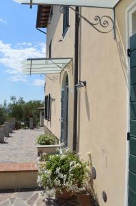 a street sign on the side of a building at Il Podere di Tacito in Pieve a Nievole