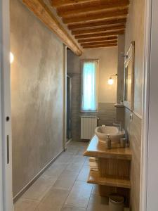 een badkamer met een wastafel en een spiegel bij Il Podere di Tacito in Pieve a Nievole