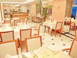 Reštaurácia alebo iné gastronomické zariadenie v ubytovaní Hotel Sunce