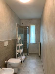 La salle de bains est pourvue de toilettes, d'une douche et d'un lavabo. dans l'établissement Il Podere di Tacito, à Pieve a Nievole