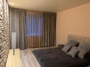 Postel nebo postele na pokoji v ubytování Oak lounge lux apartment