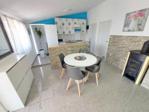 Kuchyň nebo kuchyňský kout v ubytování Apartman Ana
