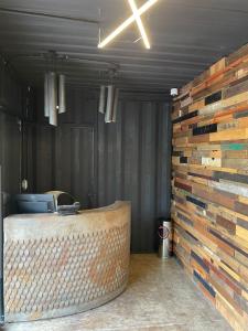 a room with a large wall of wood at Hotel Oxú Solo adultos in Valle de Bravo