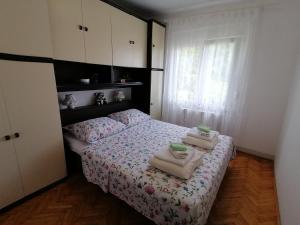 Tempat tidur dalam kamar di Apartment Varelija