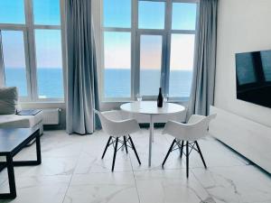 Televízia a/alebo spoločenská miestnosť v ubytovaní MAGNIT Apartments у самого моря