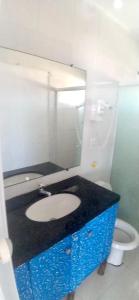 une salle de bain avec un lavabo et des toilettes dans l'établissement Apartamento Vista Magnífica frente ao mar, à Luis Correia 22 autres photos