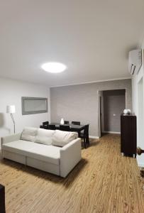 Una sala de estar con un sofá blanco y una mesa. en Old City Apartment, en Funchal