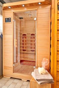eine Sauna mit Glasdusche im Zimmer in der Unterkunft Ferienwohnungen Eifelstuben mit Charme - am See, nahe Burg in Ulmen + 37 Fotos