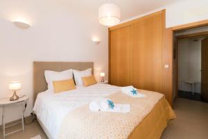 une chambre avec un lit avec deux serviettes dessus dans l'établissement ALzira By Rossio, à Albufeira 30 autres photos