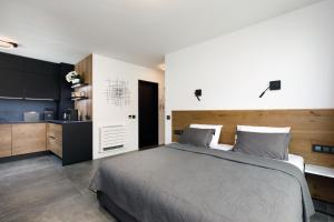 a bedroom with a large bed and a kitchen at Cannes CROISETTE, Palais des Festivals, Beaches, Apart Residence Le MINERVE in Cannes