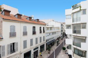 eine leere Straße in einer Stadt mit Gebäuden in der Unterkunft Cannes CROISETTE, Palais des Festivals, Beaches, Apart Residence Le MINERVE in Cannes