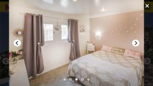 Schlafzimmer mit einem Bett und einem Fenster in der Unterkunft Villa les colombes in La Colle-sur-Loup