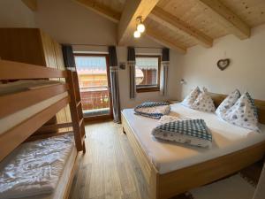 ザンクト・ウルリッヒ・アム・ピラーゼーにあるTrixlhofの窓付きの客室で、二段ベッド2台が備わります。