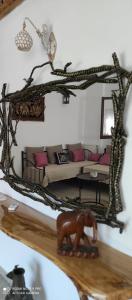 カラ・ネラにあるOrange Garden Loftのリビングルーム(鏡、テーブル上の犬付)