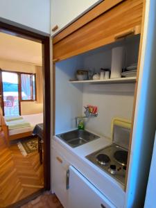 Kuchyň nebo kuchyňský kout v ubytování Apartments Stella-Dora