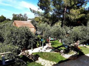 uma vista sobre um jardim com árvores e uma casa em Alegria Villas Complex em Vasilikos