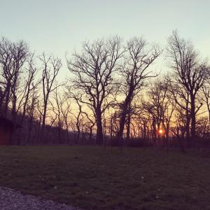 Východ nebo západ slunce při pohledu z bed and breakfast nebo okolí
