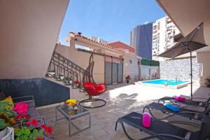 eine Terrasse mit Stühlen und einen Pool auf einem Gebäude in der Unterkunft Villa Naomi in Split